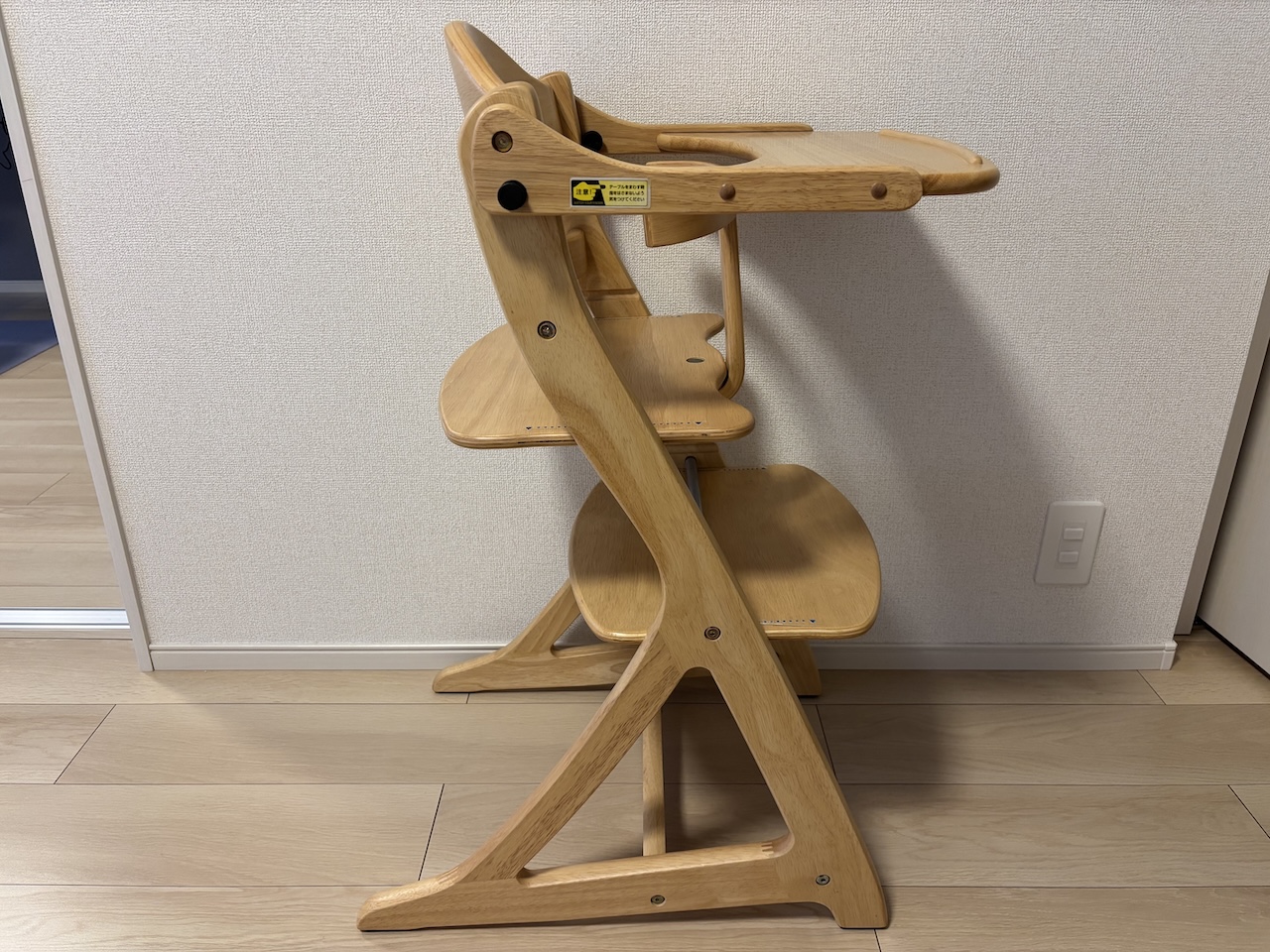 長く使えるナチュラルデザインの木製ベビーチェアの商品画像