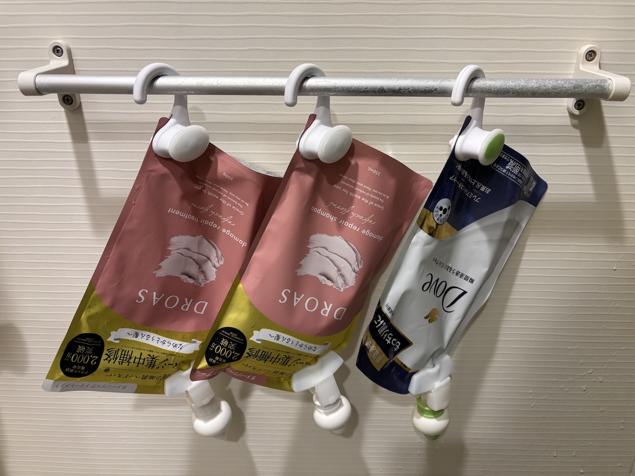 楽天で買える「詰め替えそのままミニ」のイメージ画像。吊り下げて使えるポンプ式でボトル不要、ヌメリ知らずの便利アイテム。